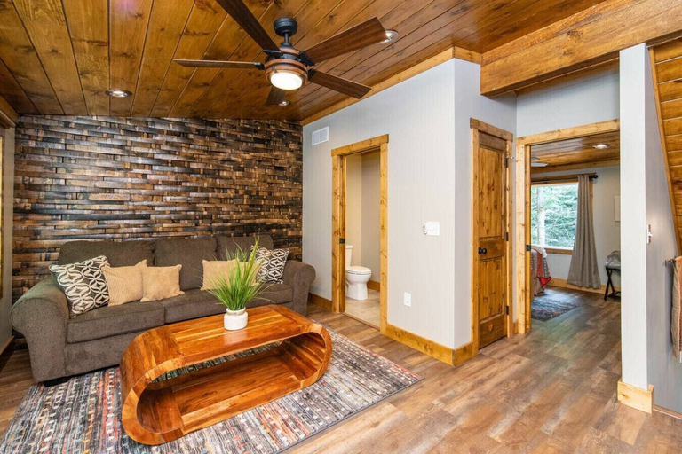 Interior 2, Hot Tub & Wifi - Angel's View - Red River Gorge KY, Wolfe