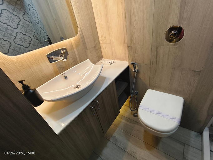 Bathroom 4, continental lodge, Maldah