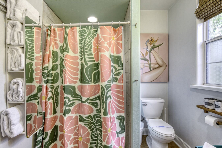 Bathroom 4, 1 Bedroom Spanish Bungalow Guest House, Volusia