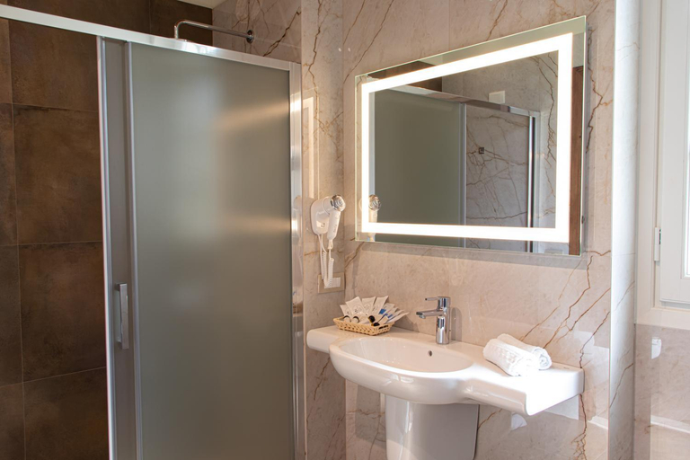 Bathroom 2, Villa Carobbi Apartments Florence, Florence