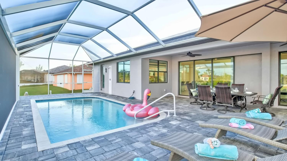 Sport & Beauty 2, Villa Coastal Comfort Cove - Beautiful Pool Home with Gulf access, Lee