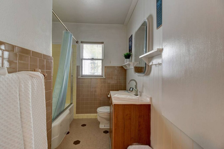 Bathroom 4, Shark Shack Large House Minutes to the Beach, Volusia