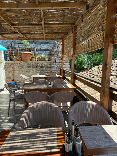 Food & Drinks 4, Bujtina Bega, Beratit