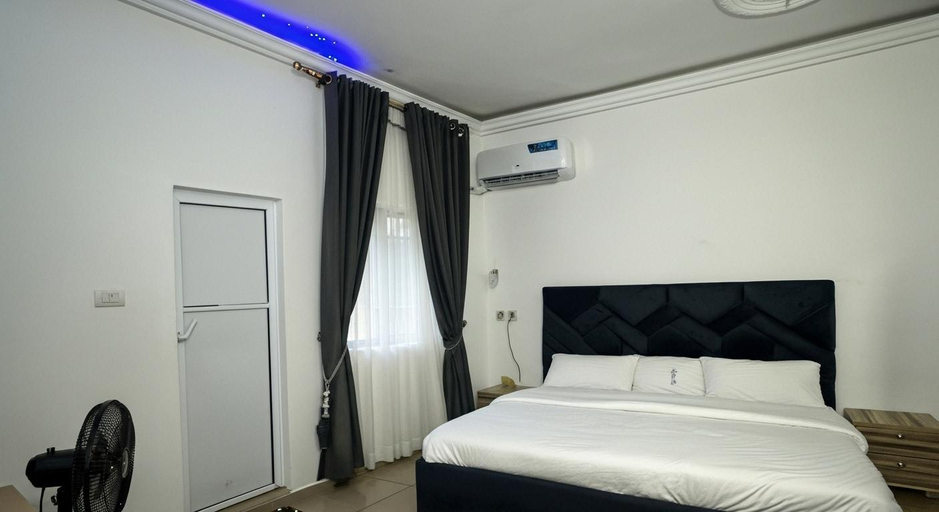 2, Dee Os' Hotel, Obio/Akp