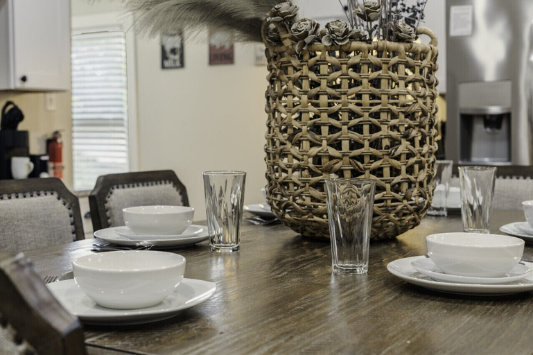 Food & Drinks 4, Stockyards- 4min Pet Friendly 3BR Luxe Gem, Fort Worth