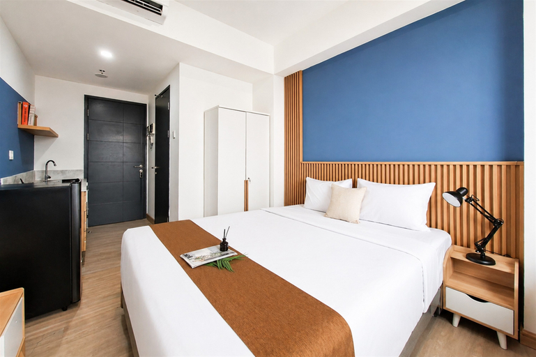 Bedroom 5, Chic Blue Tinted Studio Room at Apartment Collins Boulevard By Travelio, Tangerang