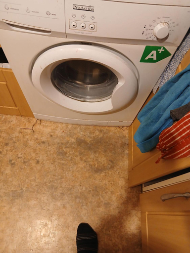 4, Room in a family House, Thurrock