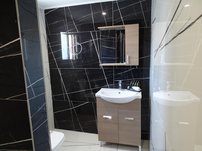 Bathroom 5, Garden Palace Hotel, Ionian Islands