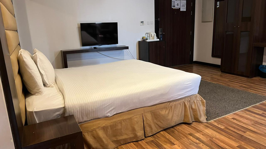 Bedroom 4, Golden Tulip Al Khobar Suites, Al Khobar