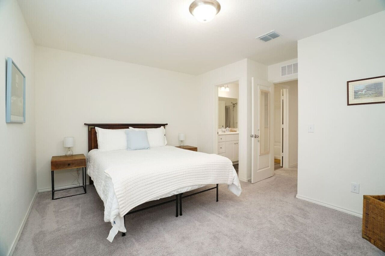 Interior 5, Rare Find Sleeps 13 Family Fun, Bexar