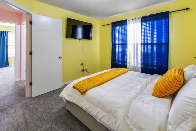 Interior 2, Modern Comfort Loves Park Stylish 3BR Getaway, Boone