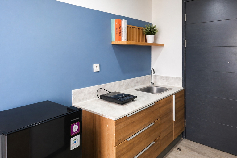 Others 3, Chic Blue Tinted Studio Room at Apartment Collins Boulevard By Travelio, Tangerang