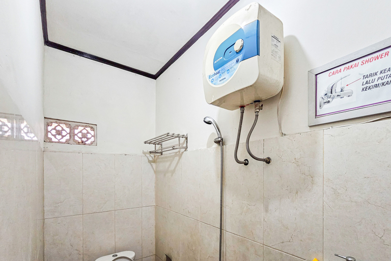 Bathroom, RedDoorz @ Lumina Stay Lembang, Bandung