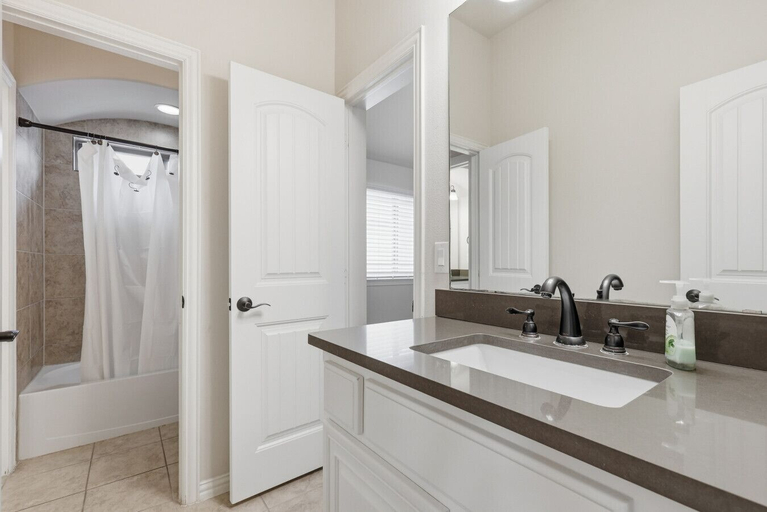 Interior 2, 5B Luxe Frisco Retreat With Private Cinema & Yard, Collin
