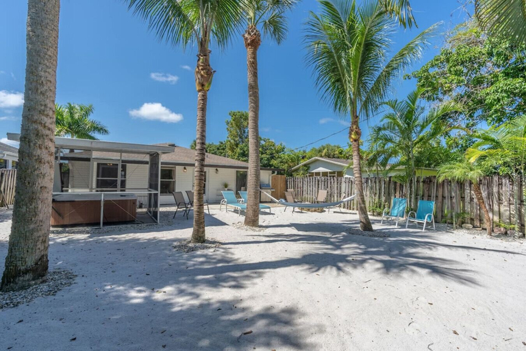Exterior & Views 2, Naples Paradise Grill Hottub Close to Beach, Collier