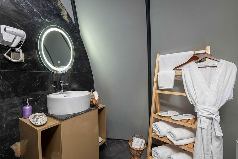 Bathroom, La Paraiso Resort & Spa, Kullu