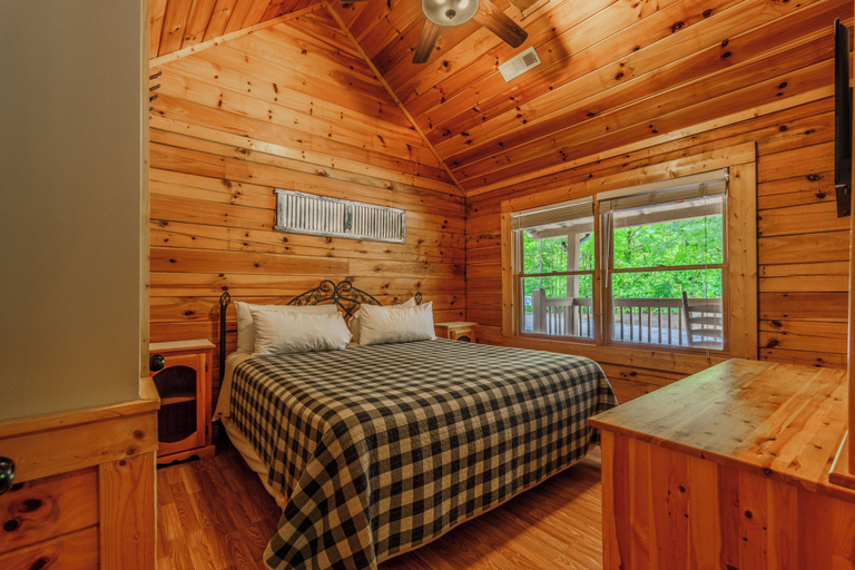 Room 5, Porchside Pines, Sevier