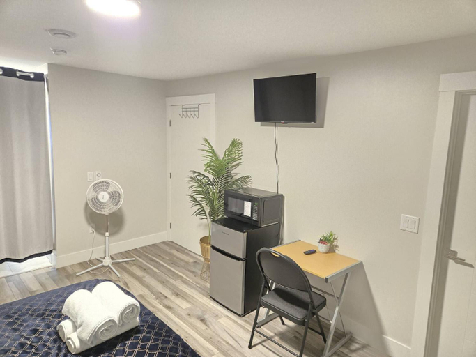 Shared lounge/TV area, Cozy Newly Built Room, Halifax