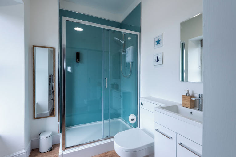 Bathroom 2, Glan Neigr Apart-Hotel By Guestz, Anglesey
