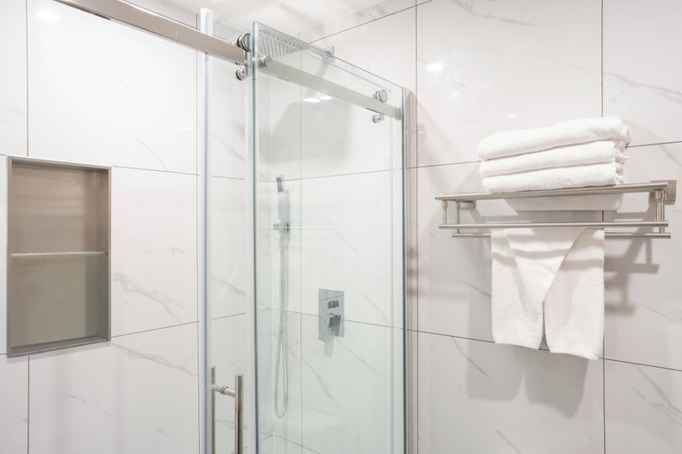 Bathroom 4, Travelodge by Wyndham Langley, Greater Vancouver