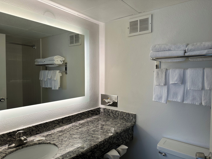 Bathroom 4, Quality Inn & Suites Everett, Snohomish
