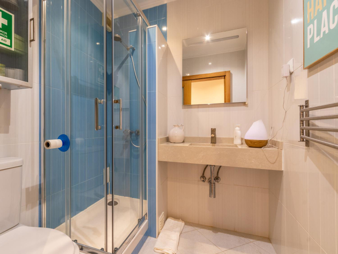 Bathroom 2, 2 Bedroom Apartment Near Beach Train Lisbon Cascais, Oeiras