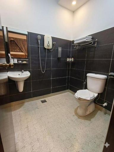 Bathroom 5, Heeren By The River Hotel, Malacca City