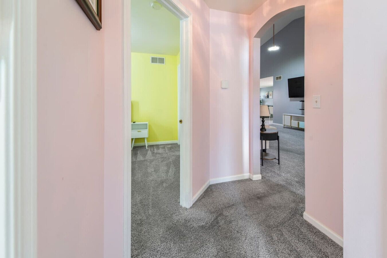 Interior 4, Modern Comfort Loves Park Stylish 3BR Getaway, Boone