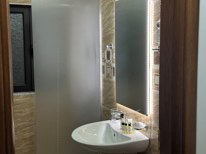 Bathroom 3, Te Gjyshi (at Grandfather), Beratit