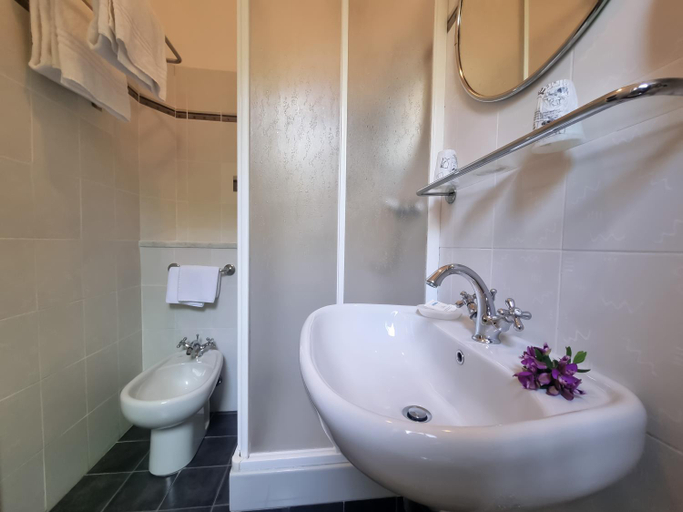 Bathroom 3, Albergo Suisse Bellevue, La Spezia
