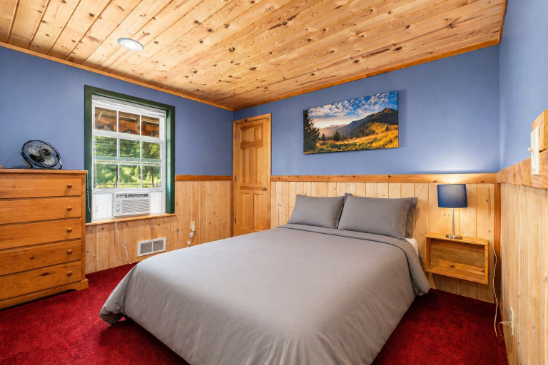 Room 2, Pine Acres 4 Bedroom Home by NW Comfy Cabins by RedAwning, Chelan
