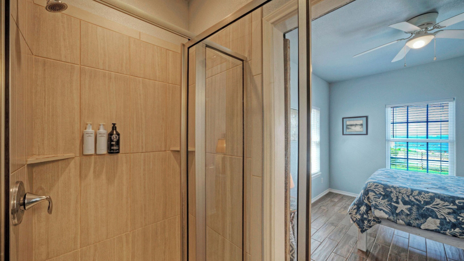 Bedroom 3, Balcony w/ Bay View Shared Pool + Boat Dock Fat Flounder by Avantstay, Nueces