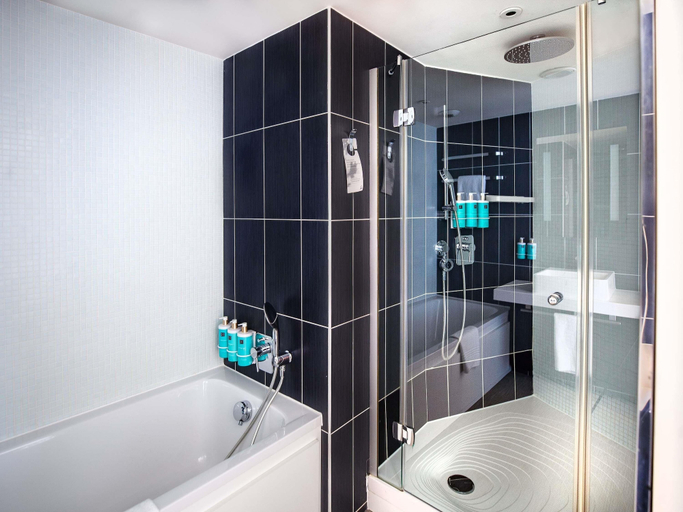 Bathroom 5, Novotel Suites Paris Issy les Moulineaux, Hauts-de-Seine