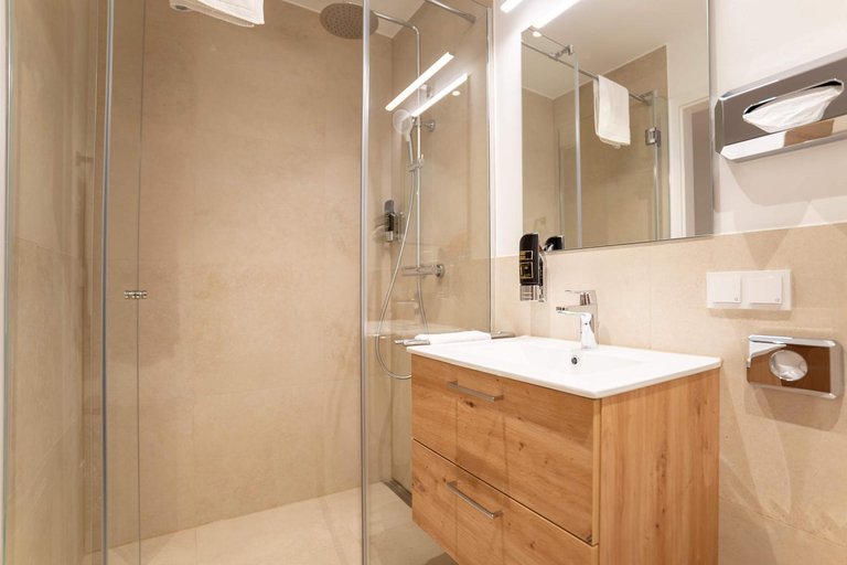 2, Das Exter - modernes Self Check-in Hotel am Chiemsee, Traunstein