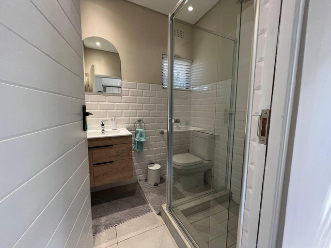 Bathroom, The Sting-ray Cottage, Ugu