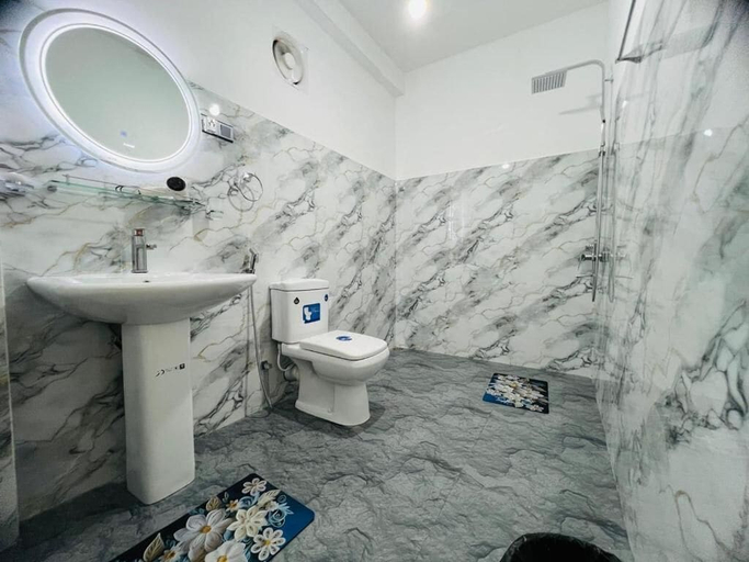 Bathroom 3, Mango shadow inn, Ella