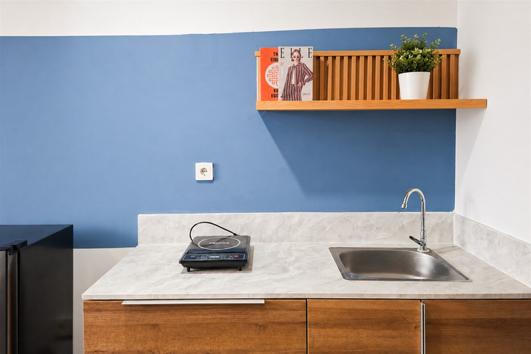 Others 4, Chic Blue Tinted Studio Room at Apartment Collins Boulevard By Travelio, Tangerang