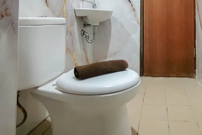 Bathroom 3, Functional and Cozy 2BR Apartment at Vida View Makassar By Travelio, Makassar