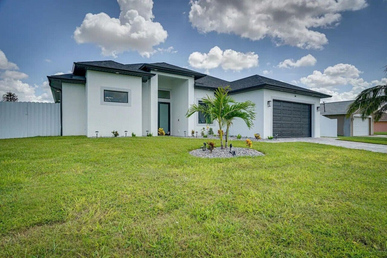 Interior 2, 290) Perfect for Families!, Lee