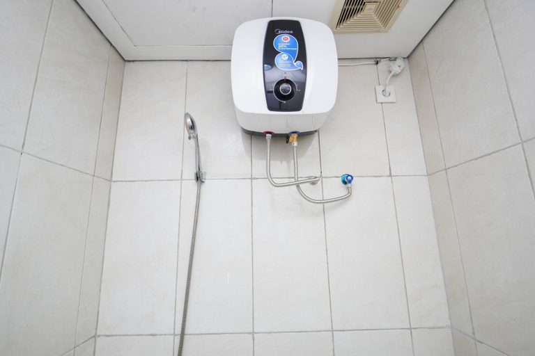 Bathroom 3, Airy and Tidy 2BR at Apartment Nifarro Park By Travelio, South Jakarta