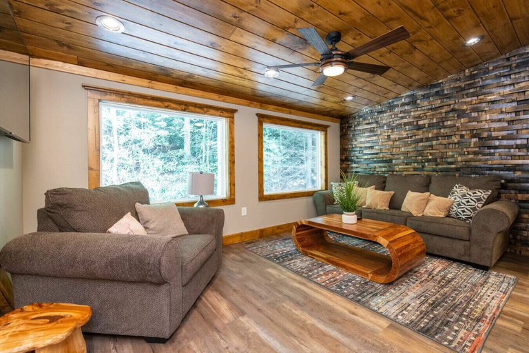 Interior 4, Hot Tub & Wifi - Angel's View - Red River Gorge KY, Wolfe