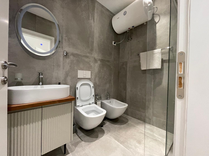 Shower 4, Comfort Center Studio Apartments, Tiranës