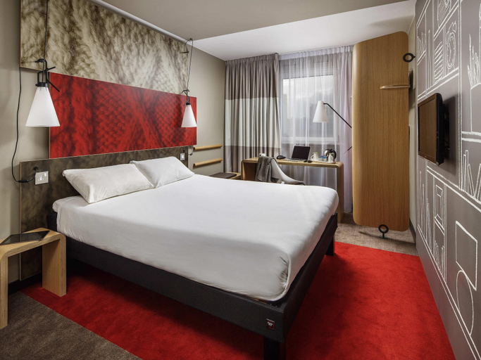 Bedroom 4, ibis London Barking, London