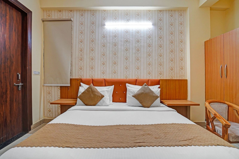Room 4, SnapStayz, Gautam Buddha Nagar