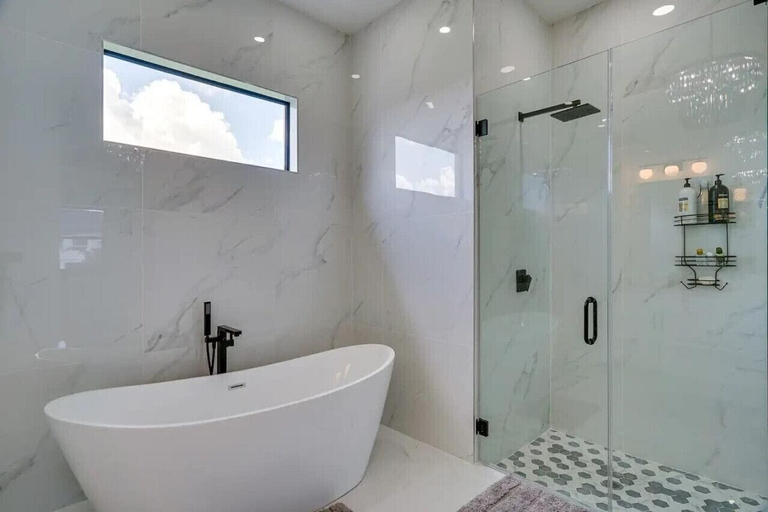 Interior 5, 290) Perfect for Families!, Lee