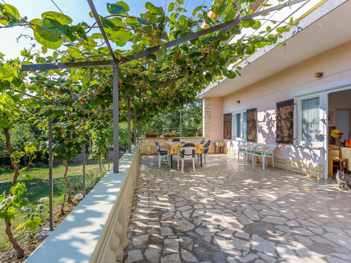 Food & Drinks, Alluring Apartment in Medulin near Beach, Medulin