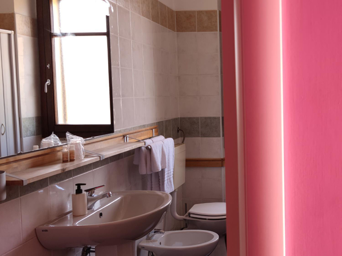 Bathroom 4, Diecizero Affittacamere, Medio Campidano