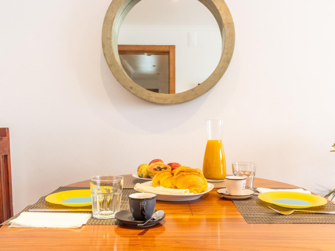 Food & Drinks, 2 Bedroom Apartment Near Beach Train Lisbon Cascais, Oeiras