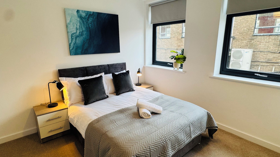 Room 5, The Square Apartments Flat 6, Swindon