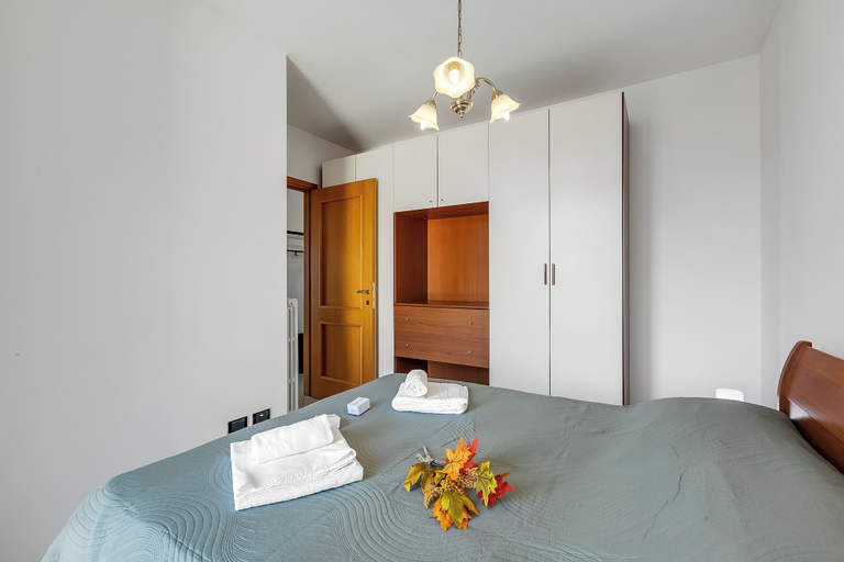 Room 2, Julia's House With Lakeview and shared pool, Brescia